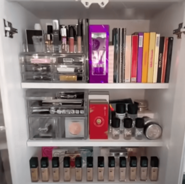 ギュテ,メイク棚